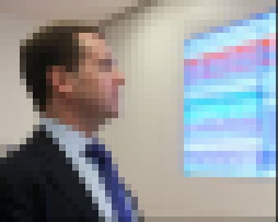 Медведев поручил оценить результаты работы закона о торговле